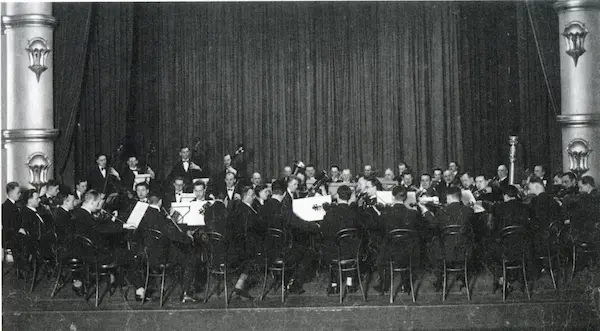 Lev Tseitlin's Persimfans ensemble performs in a semicircle arrangement on stage