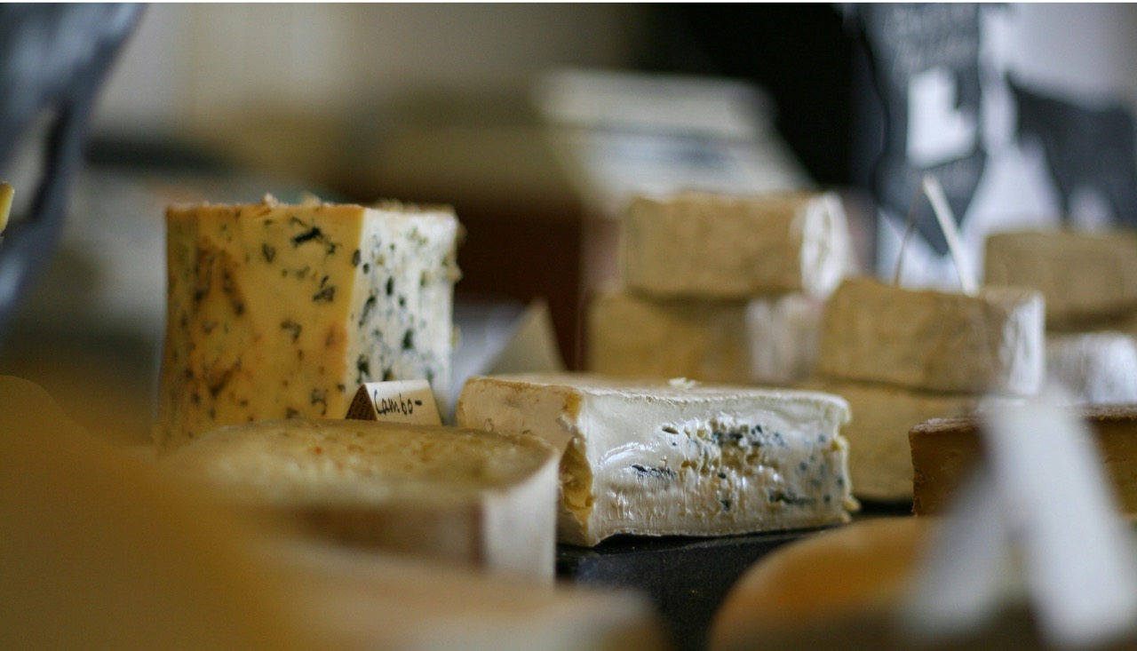Fabrication du fromage artisanal, du lait à la meule — Mamacita
