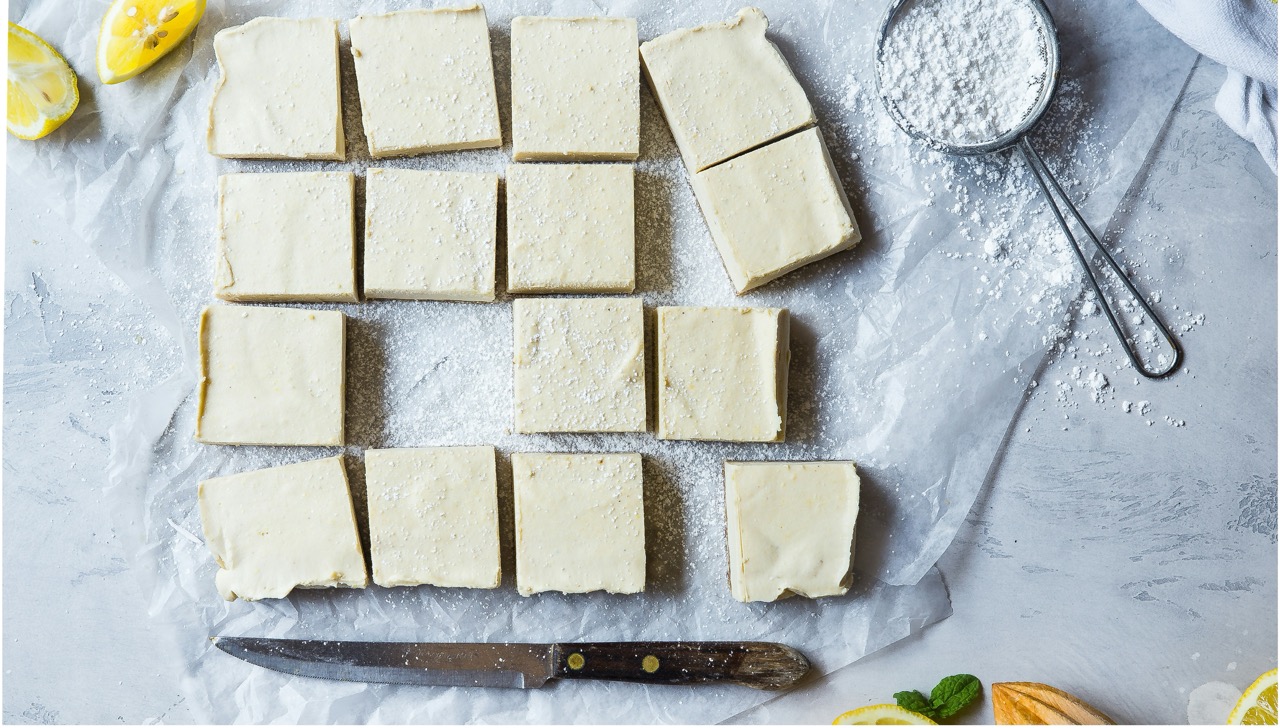 Barattage du beurre maison avec enfant — Mamacita