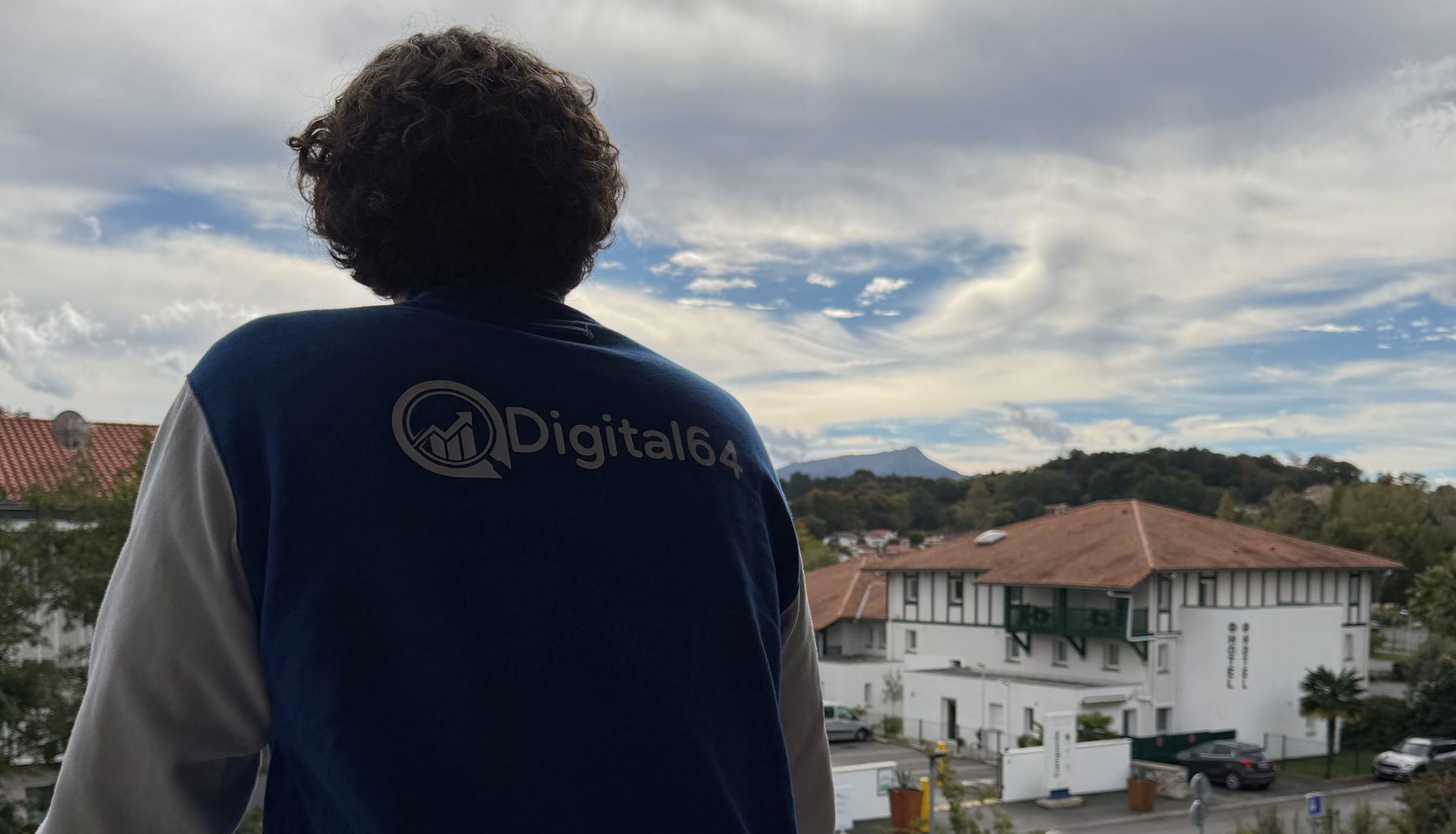 Homme qui regarde une montagne au loin