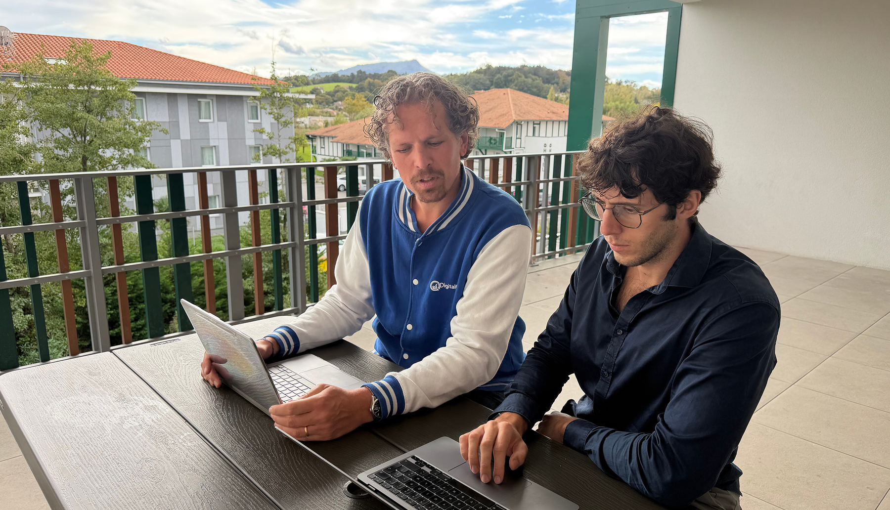 Experts marketing qui travaillent sur une terrasse