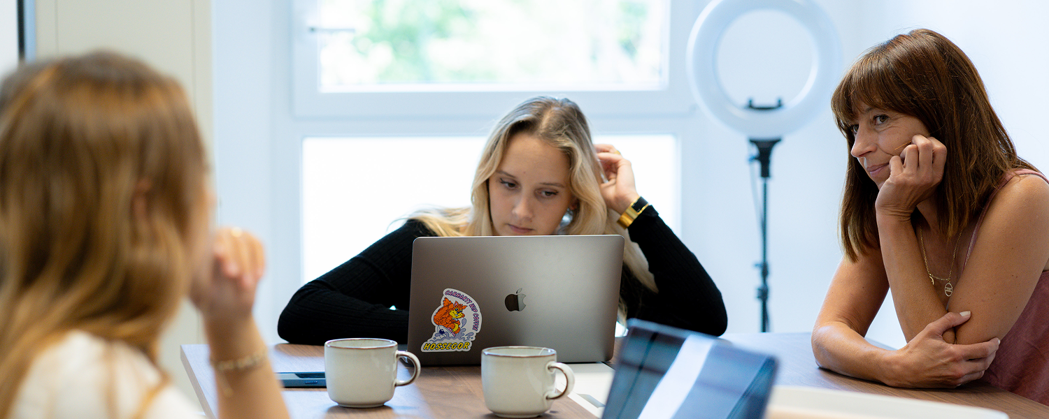 Femmes expertes en marketing qui travaillent