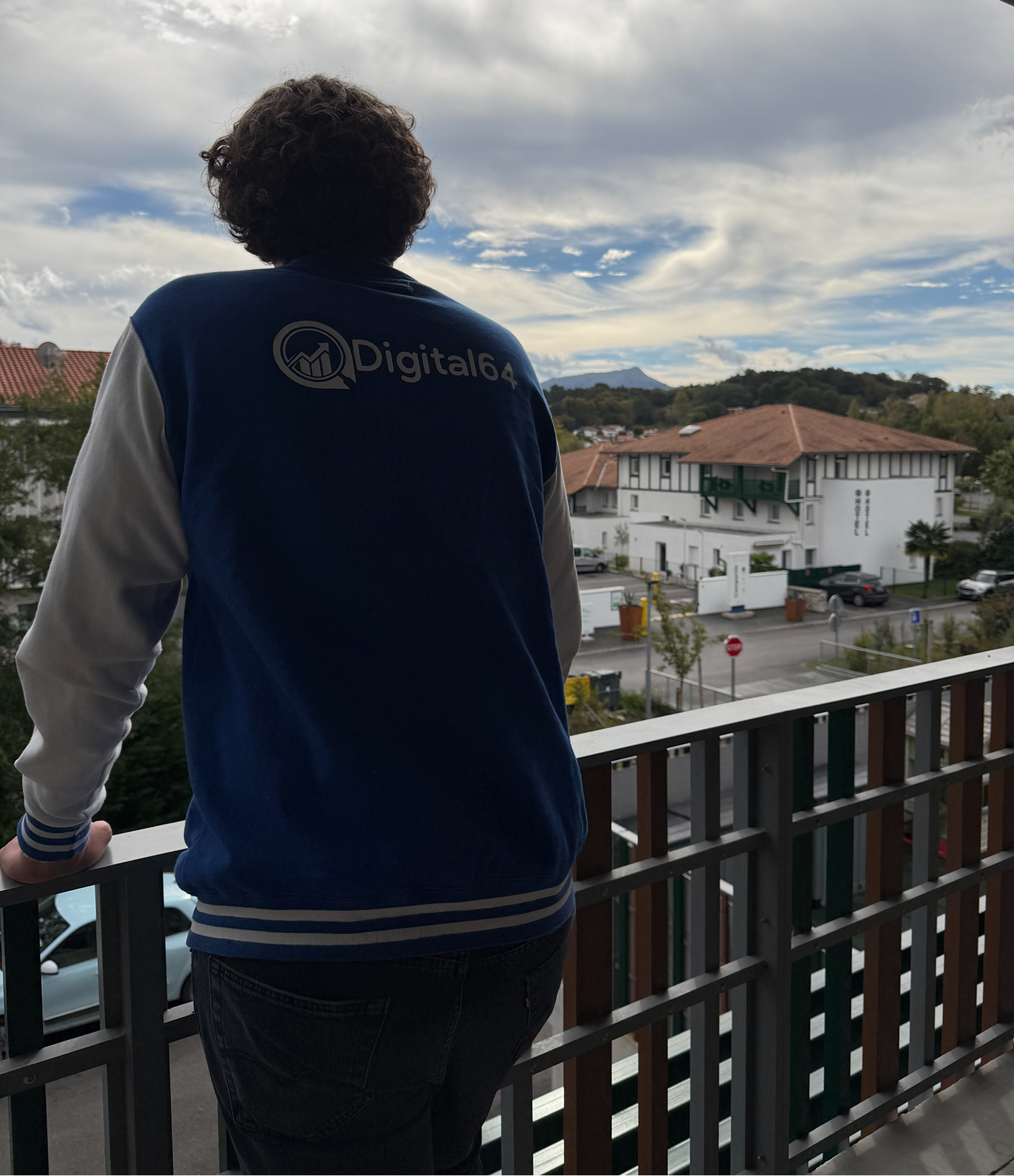 Homme sur une terrasse qui regarde l'horizon