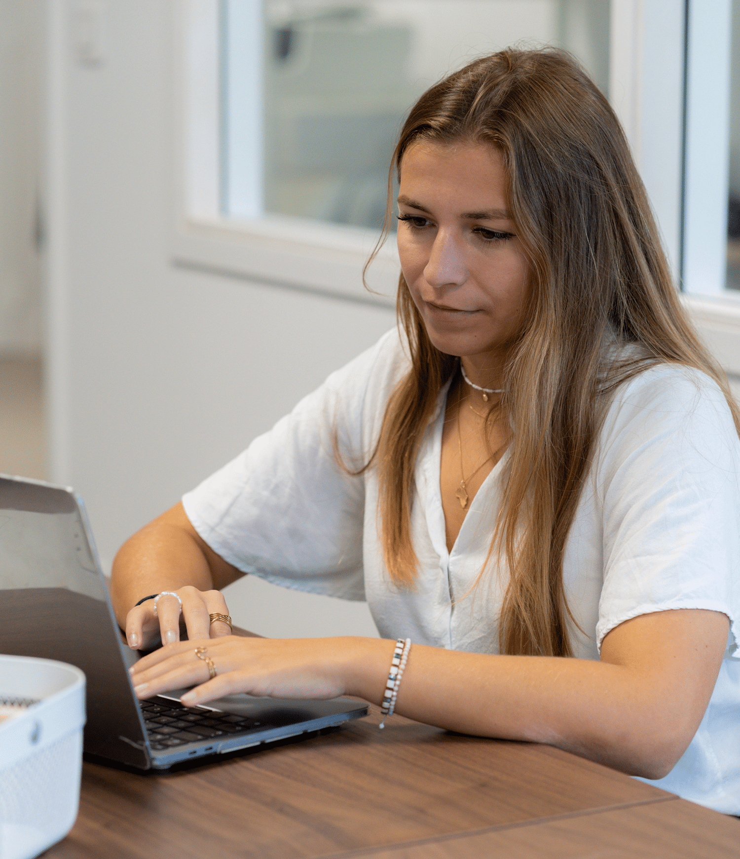 Professionnelle du digital qui travaille sur son ordinateur