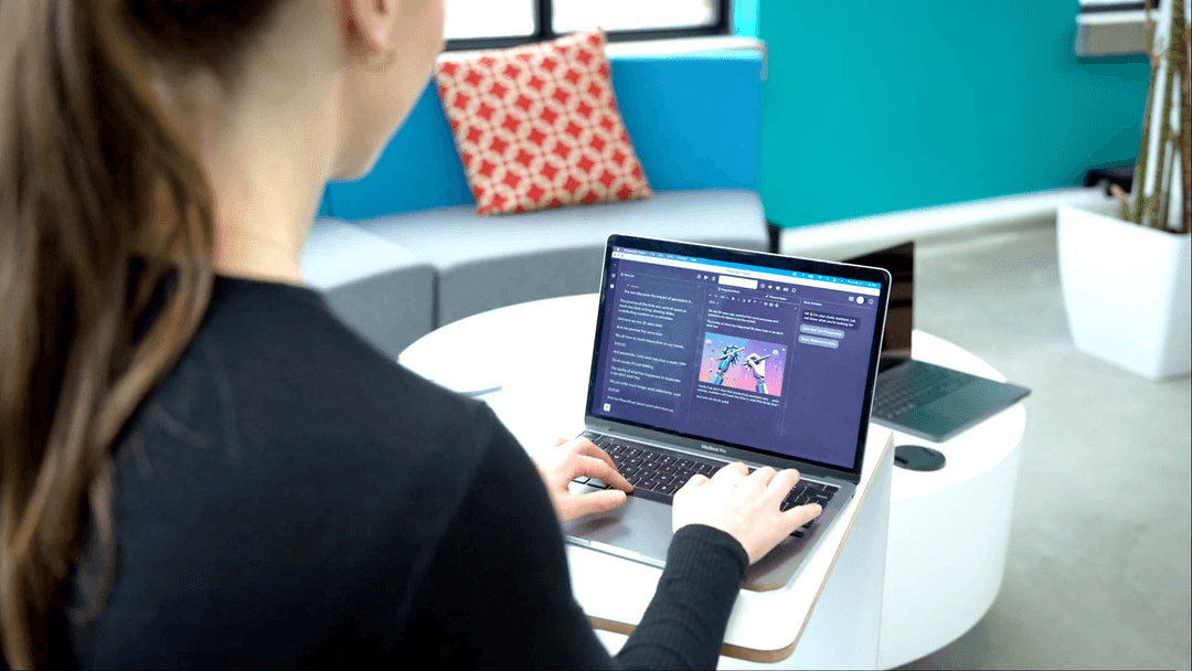A student using the Messenger Pigeon notetaking feature on a laptop.