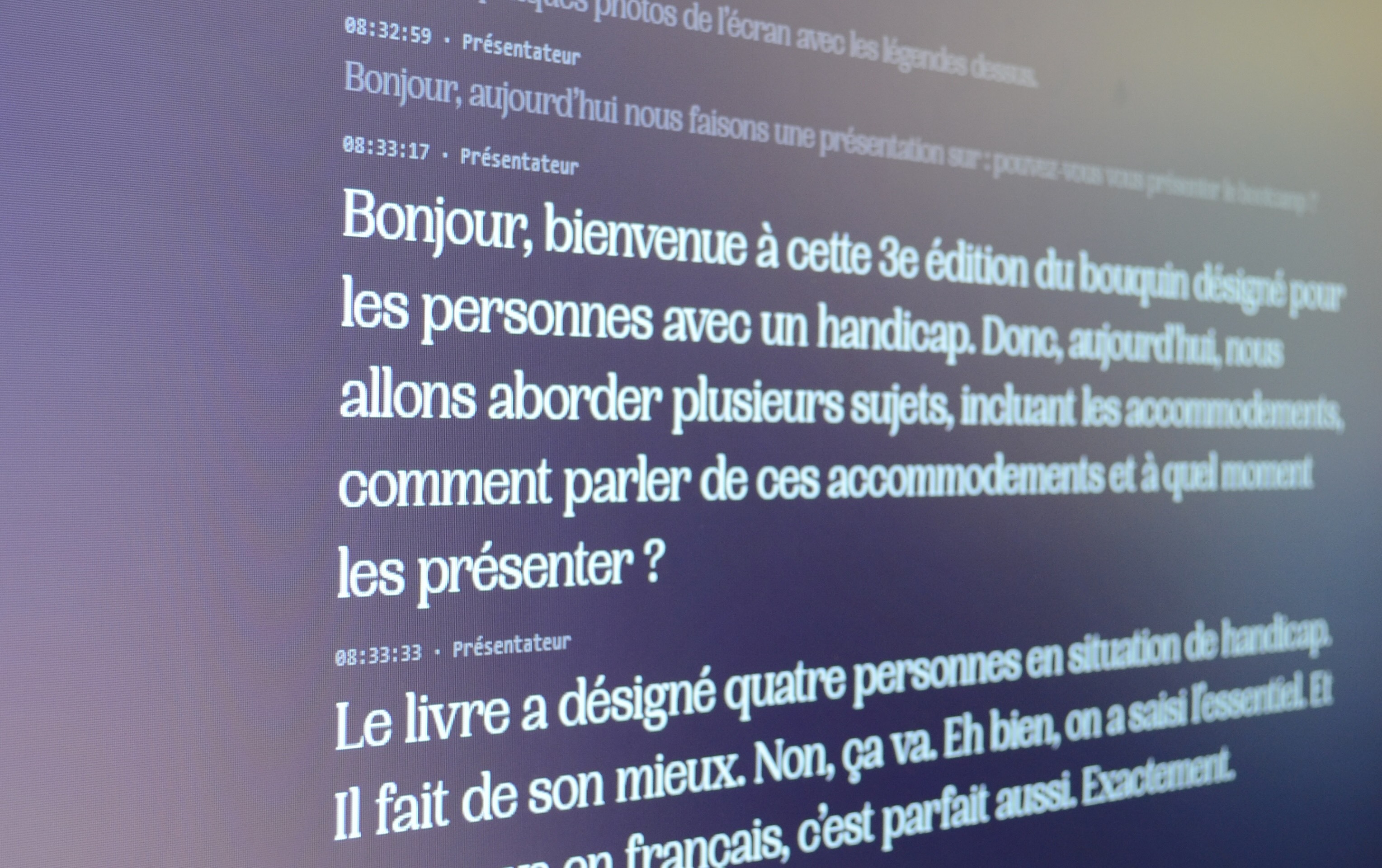 Large projected live captions in French displayed on a screen during a presentation or lecture.