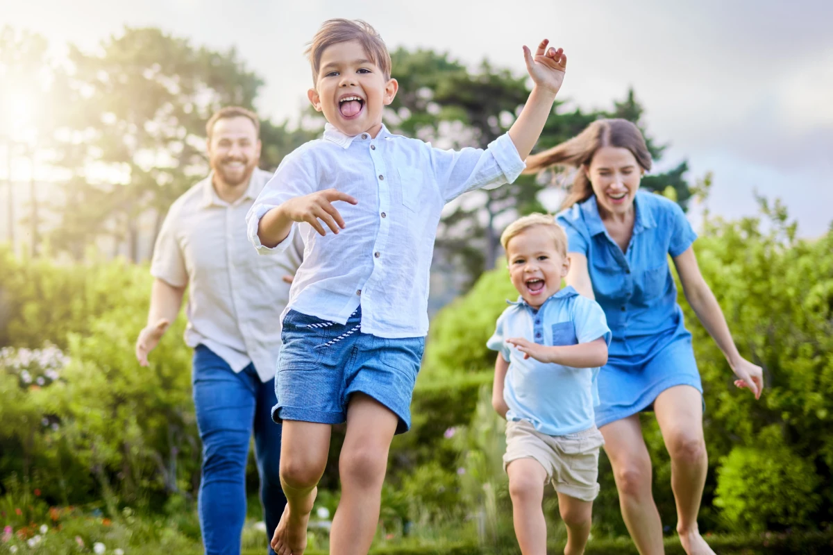 Familie-fröhlich-läuft-Natur