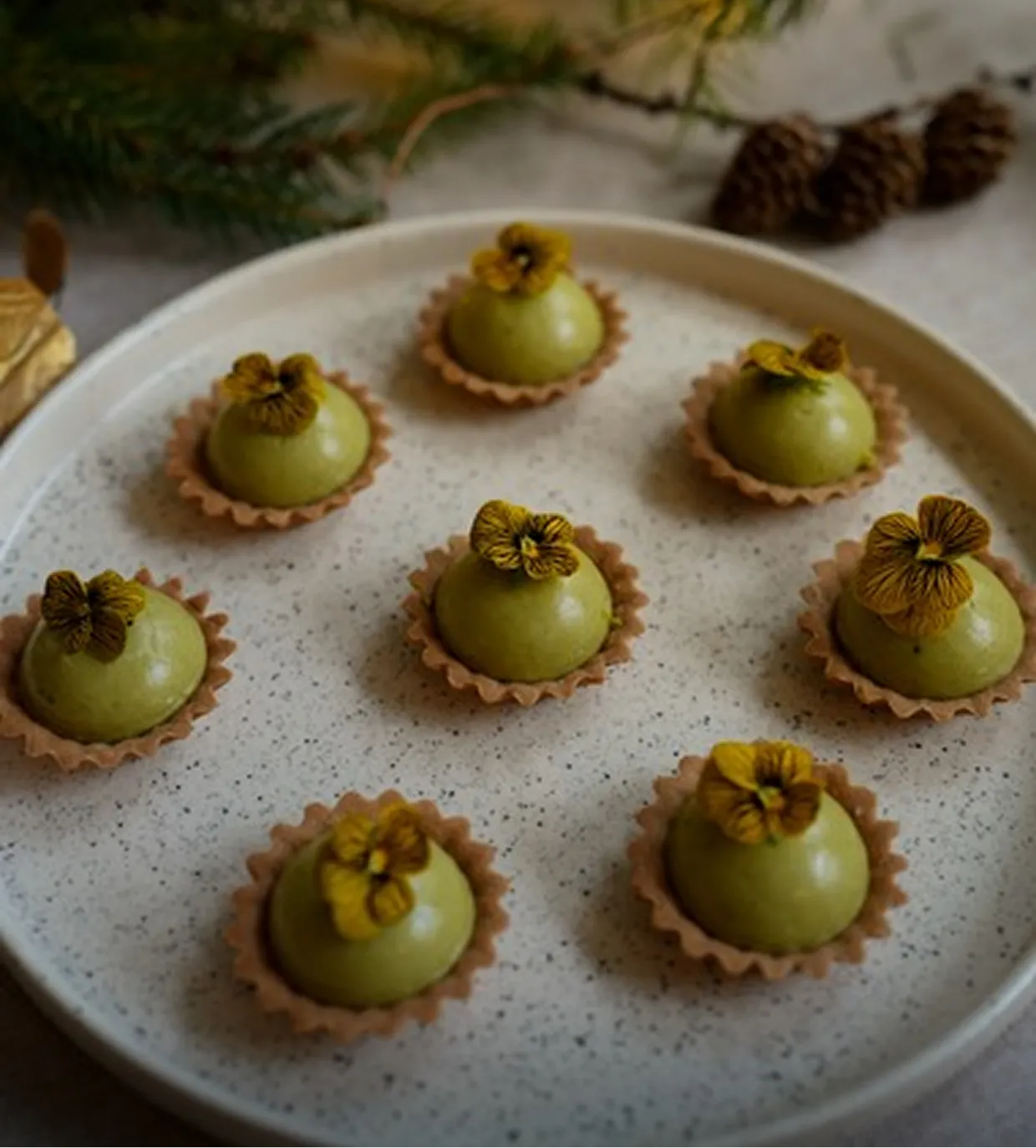 Bouchées sucrées raffinées présentées sur plateau traiteur avec finition élégante et décoration florale
