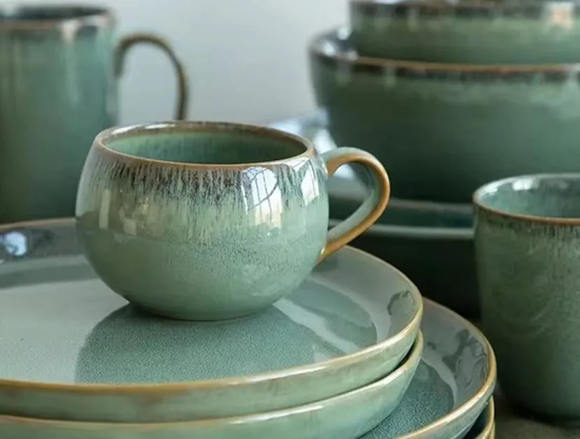 Vaisselle élégante en céramique utilisée pour dressage de table lors d’un événement traiteur raffiné