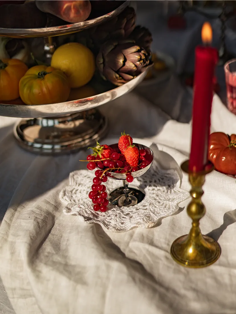 Décoration de table avec fruits frais et bougie illustrant une ambiance élégante et scénographie traiteur raffinée