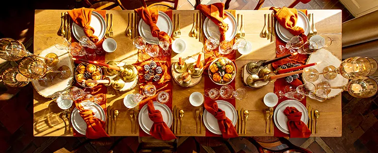 Table dressée avec vaisselle et décoration élégante pour réception traiteur conviviale et haut de gamme