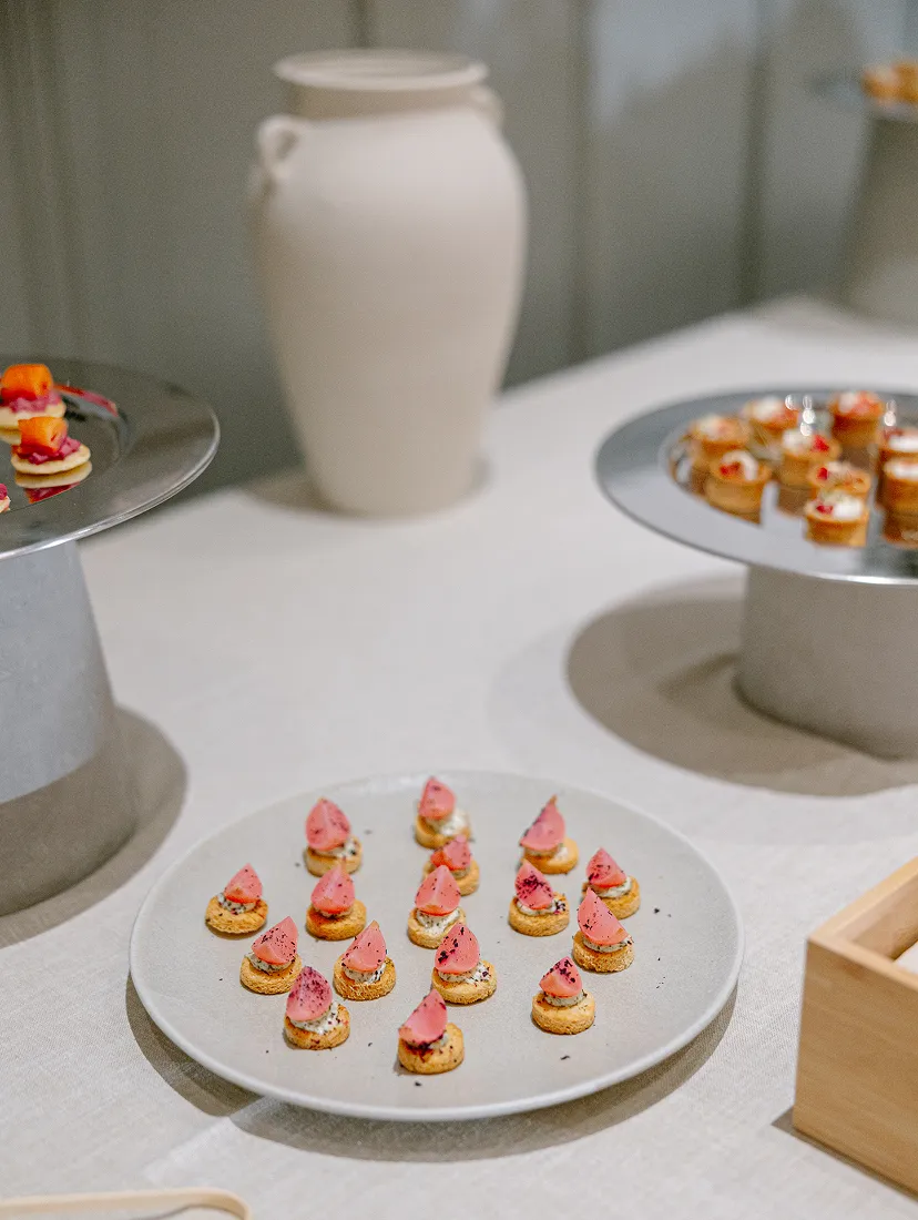 Bouchées apéritives raffinées présentées sur plateau traiteur avec dressage élégant pour événement haut de gamme
