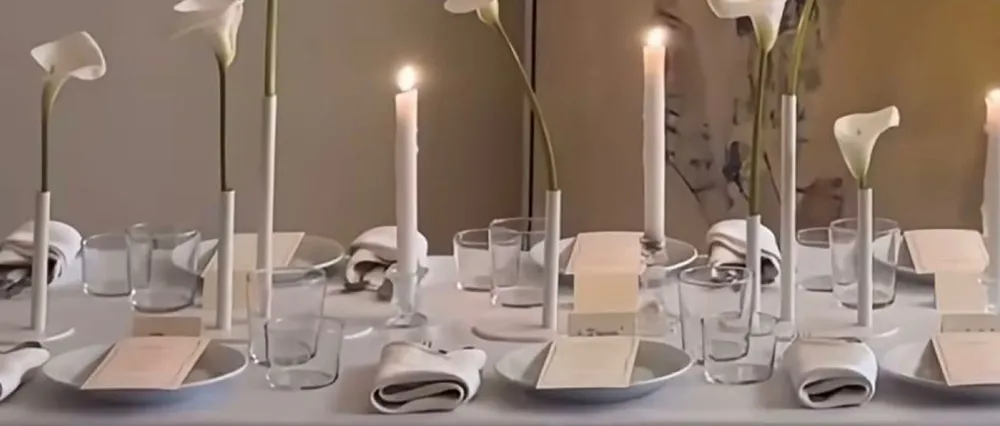 Table élégamment dressée avec bougies et fleurs pour réception traiteur dans une ambiance raffinée