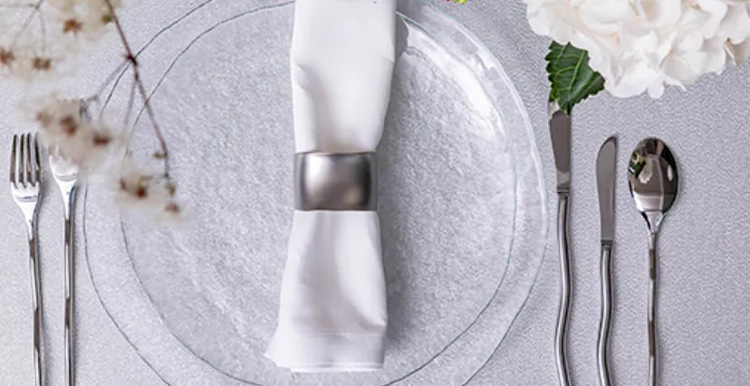 Dressage de table élégant avec assiette, serviette et couverts pour réception traiteur haut de gamme