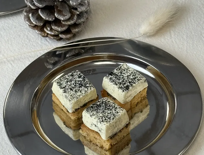 Bouchées salées raffinées présentées sur assiette avec dressage élégant pour réception traiteur haut de gamme