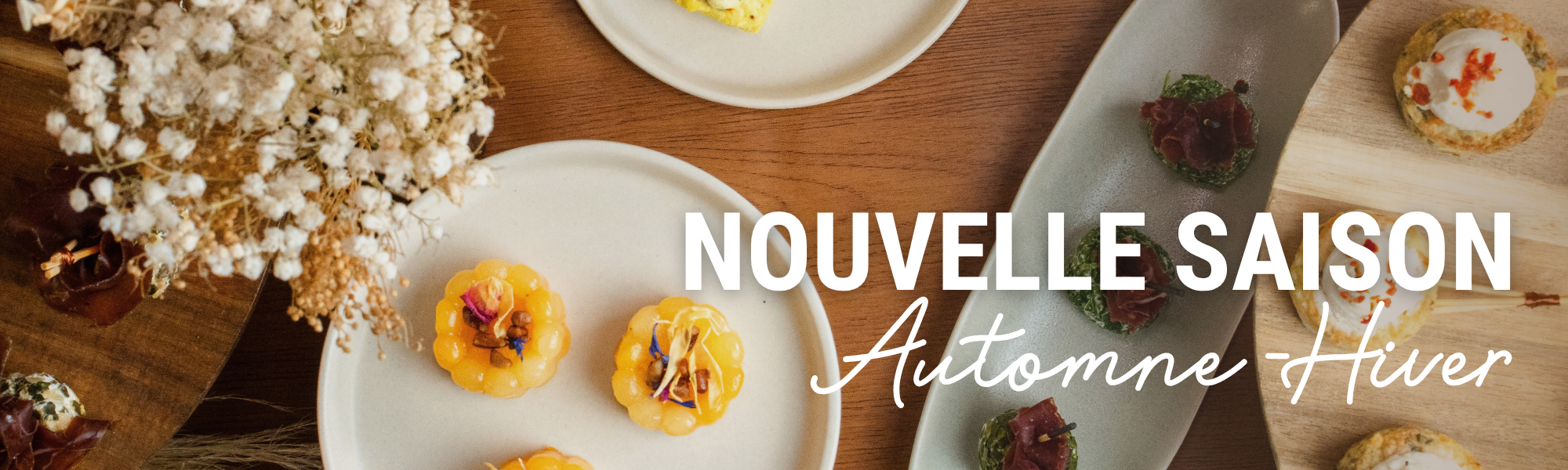Buffet traiteur printemps avec fruits frais, plats colorés et scénographie estivale pour événement d’entreprise