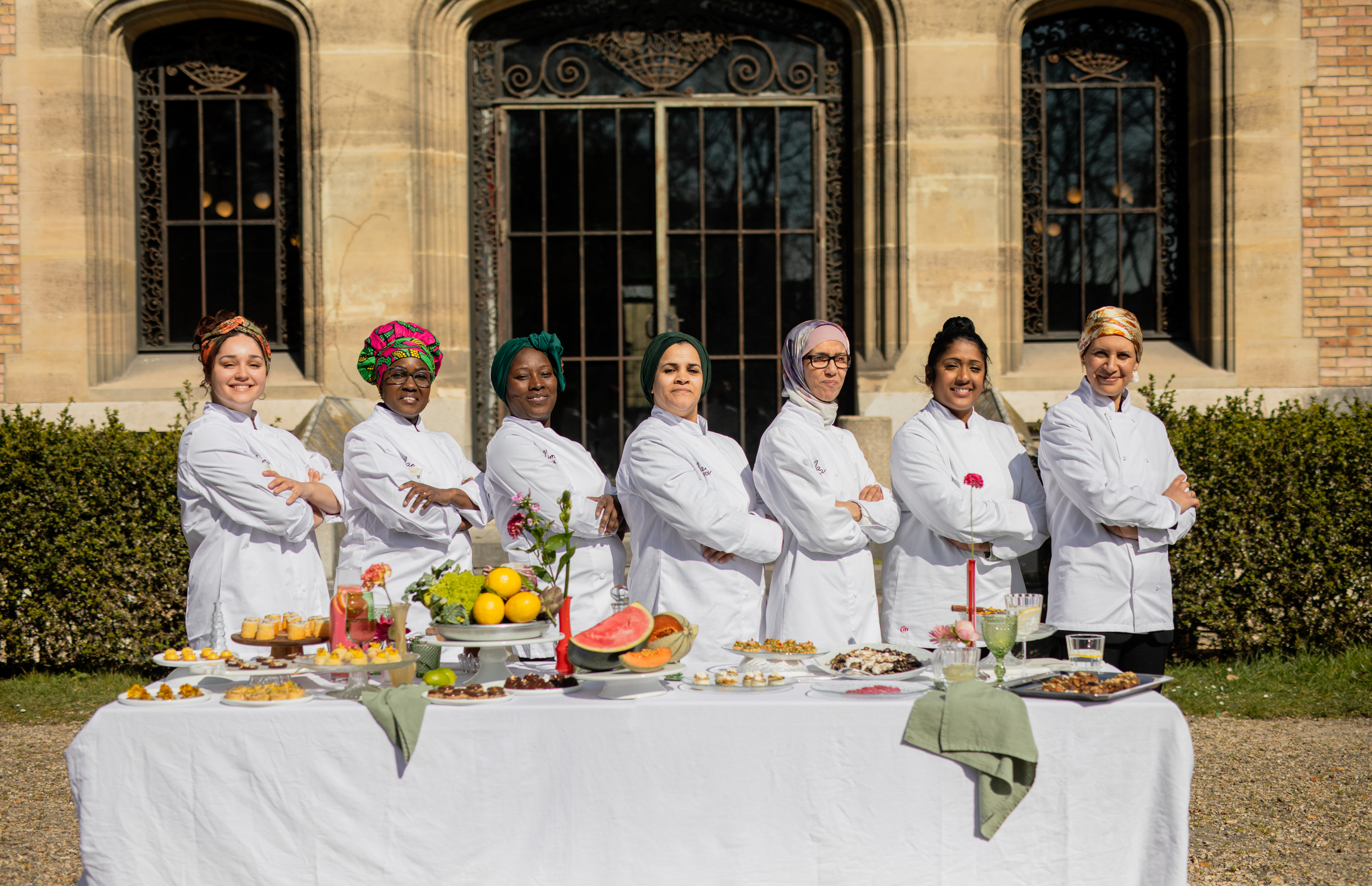 Femmes cheffes préparant des plats authentiques dans une cuisine multiculturelle pour traiteur engagé