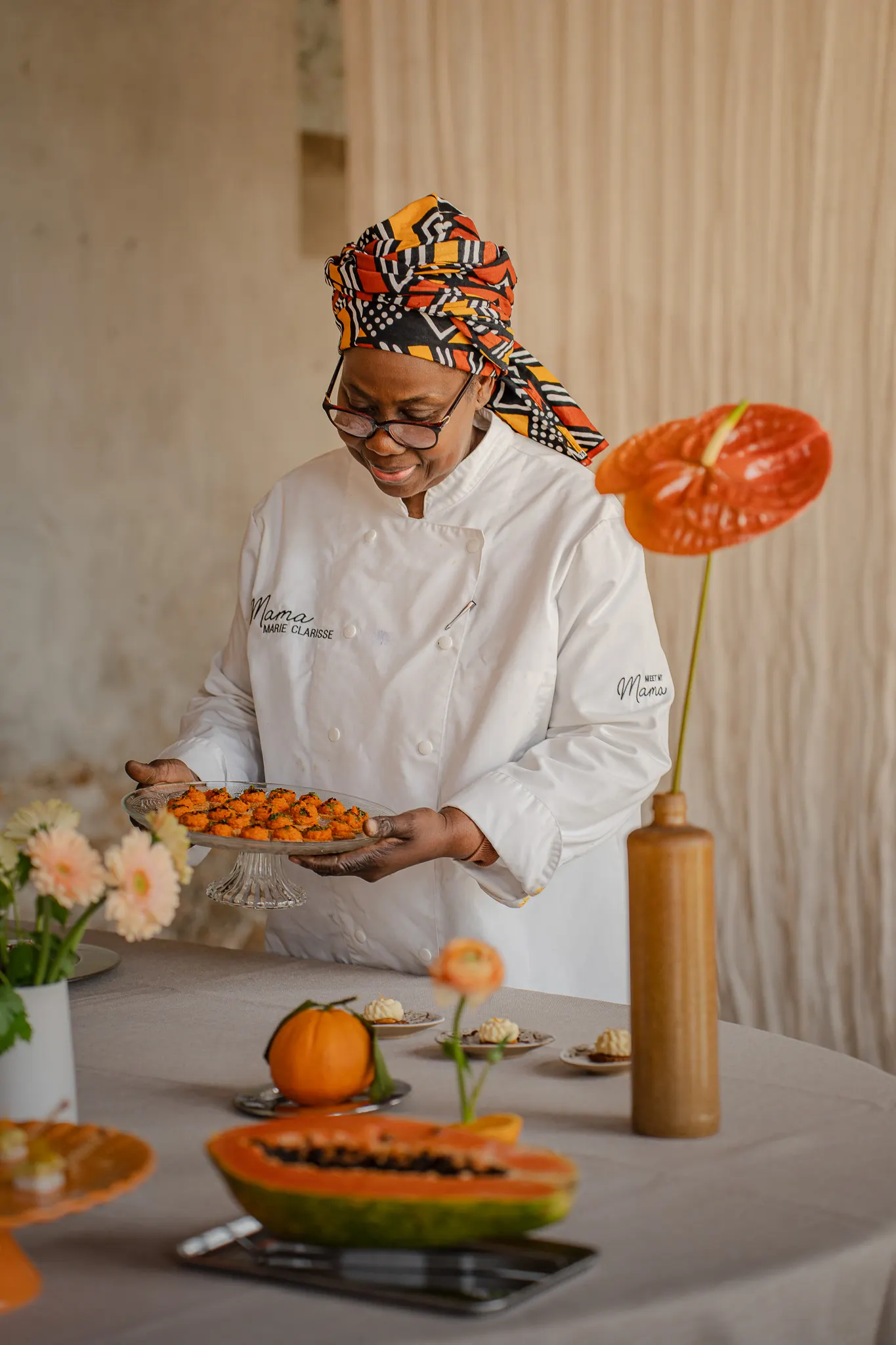 Croquettes aux herbes sur un présentoir en bois lors d'un buffet