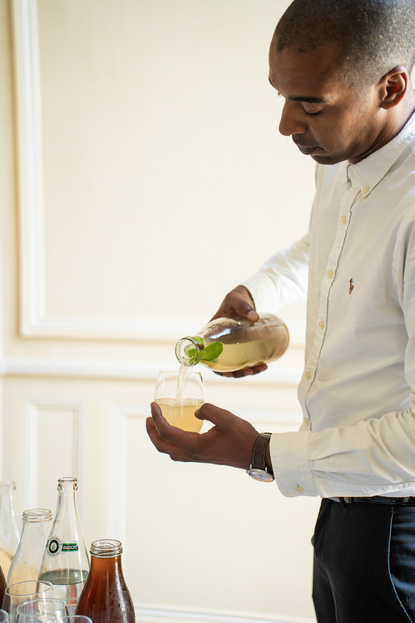 Des bouchées salées grillées présentées sur des mini brochettes, disposées sur un plateau argenté, illustrant une cuisine traiteur généreuse, savoureuse et raffinée.
