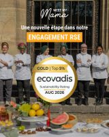 Une table extérieure élégante garnie de fruits frais, légumes de saison, pastèque, agrumes et bouchées apéritives, accompagnée de compositions florales colorées, illustrant une expérience traiteur printanière fraîche et conviviale.