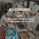 Une table extérieure élégante garnie de fruits frais, légumes de saison, pastèque, agrumes et bouchées apéritives, accompagnée de compositions florales colorées, illustrant une expérience traiteur printanière fraîche et conviviale.
