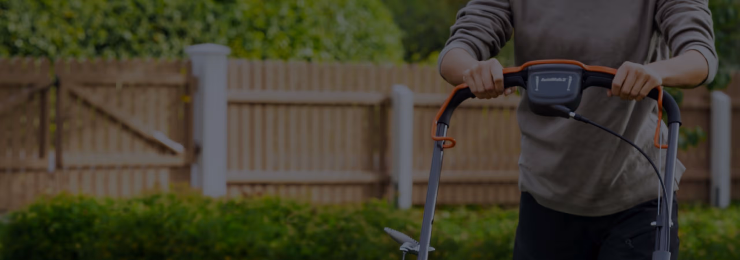 Person som holder Husqvarna gressklipper.