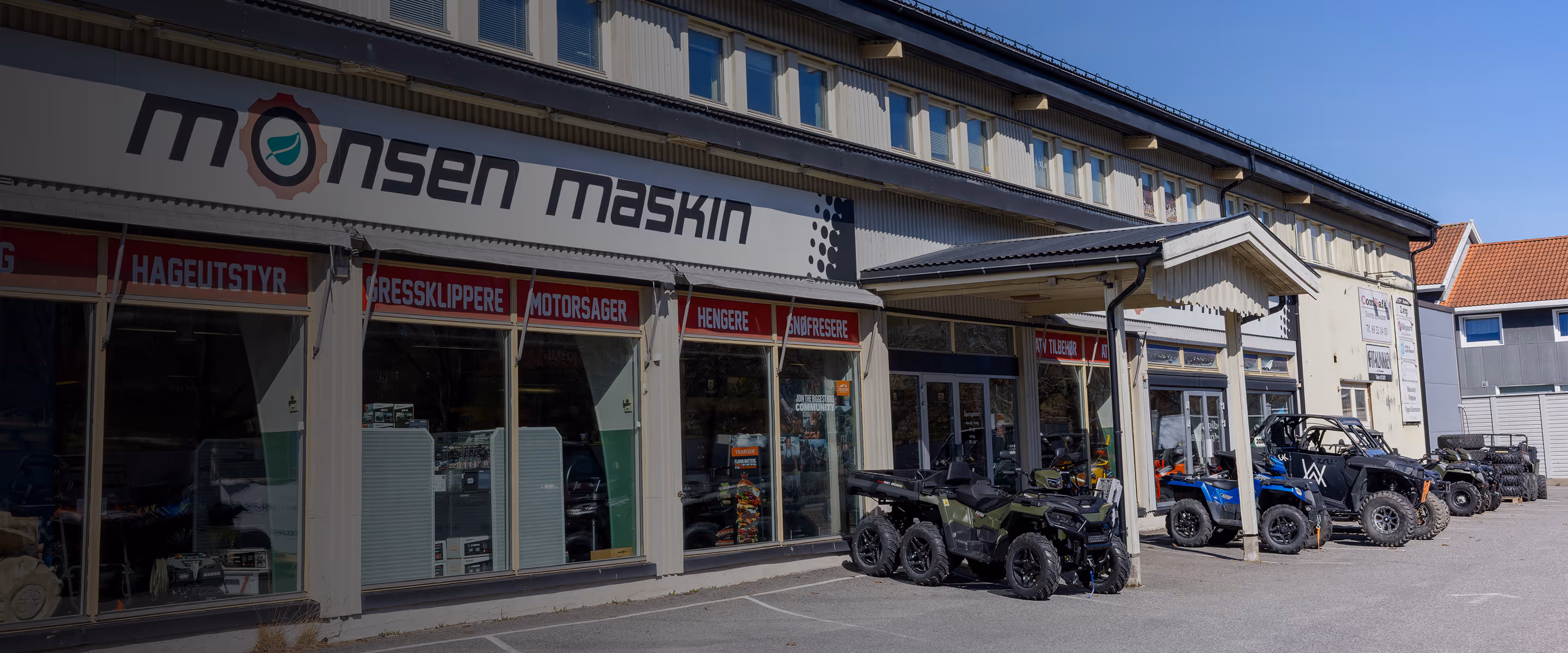 Fasaden på Monsen Maskins lokaler, med ulike produkter foran.
