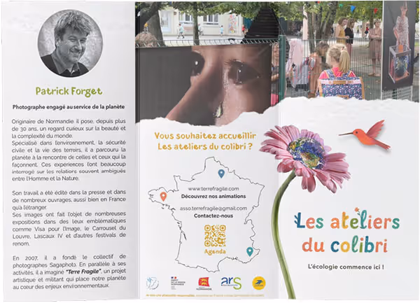 Affiche présentant Patrick Forget, photographe engagé, avec un texte sur son parcours, une invitation à accueillir Les ateliers du colibri, une carte de France avec contacts, une fleur et un colibri coloré illustrant l'écologie.