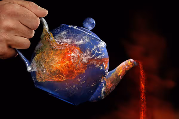 Main tenant une théière où la surface terrestre semblant en feu est versée comme un liquide rouge.