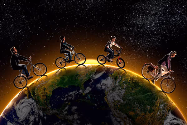 Quatre personnes faisant du vélo au-dessus de la Terre avec un ciel étoilé en arrière-plan.