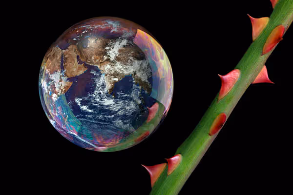 La Terre représentée comme une bulle délicate juxtapositionnée à une tige verte avec des épines rouges sur fond noir.