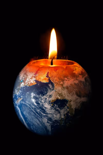 La Terre représentée comme une bougie allumée, avec la mèche au centre du globe.
