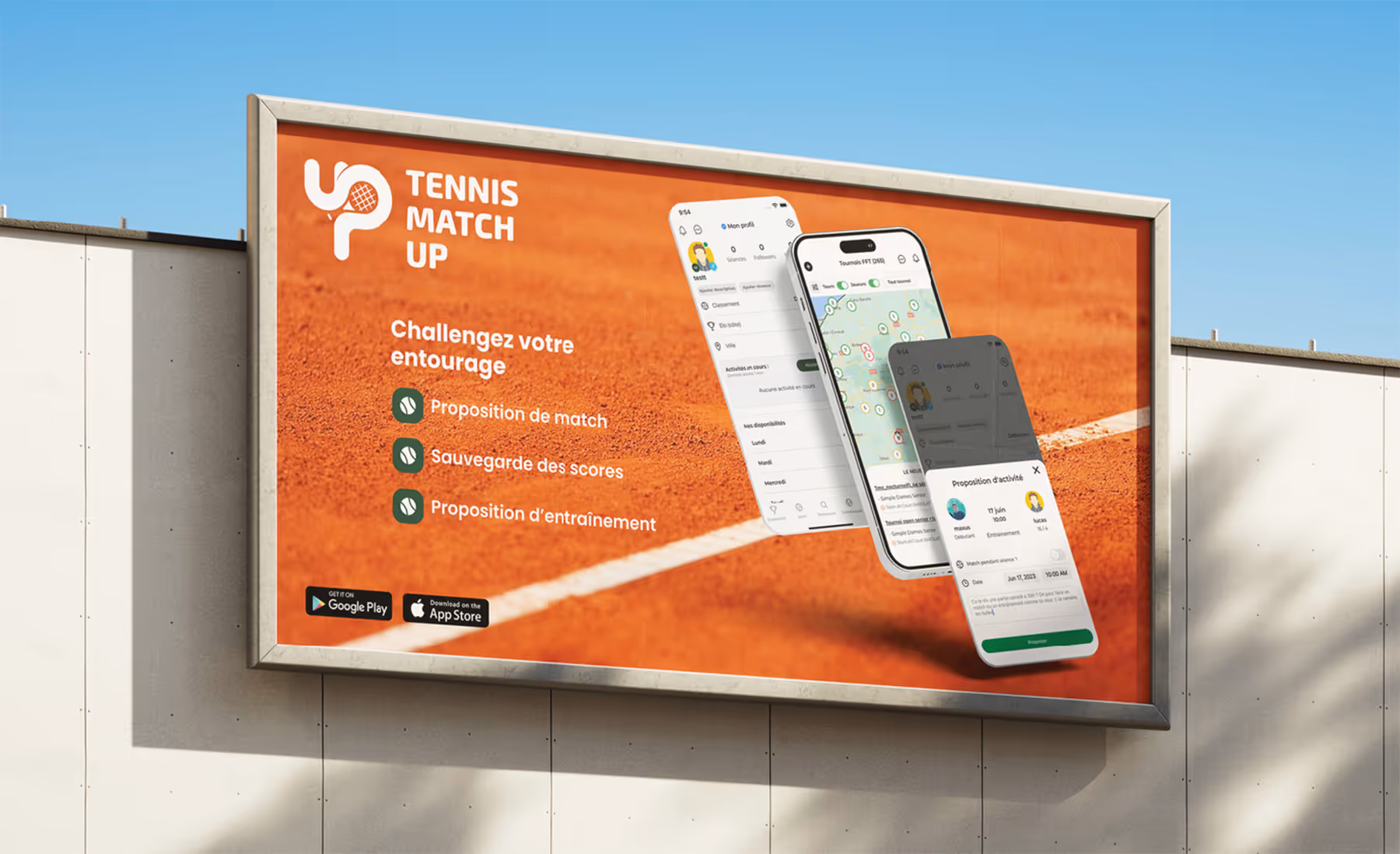 Panneau publicitaire de l'agence à distance Page Blanche sur un mur avec fond terre battue affichant l'application Tennis Match Up et ses fonctionnalités : proposition de match, sauvegarde des scores, proposition d'entraînement, avec logos Google Play et App Store.