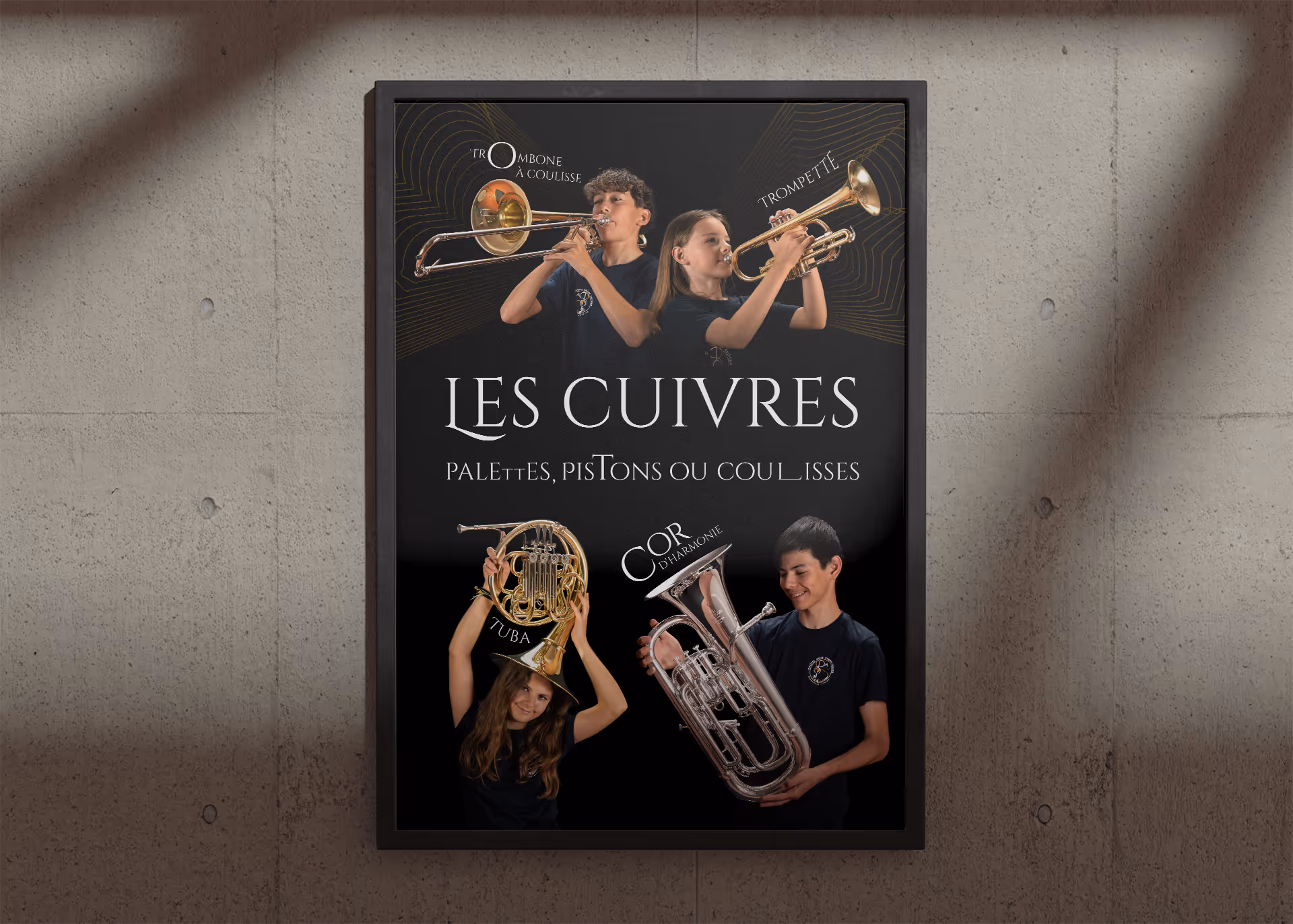 Deux jeunes musiciens jouent du trombone à coulisse et de la trompette sur un fond noir avec le texte Les Cuivres Palettes, Pistons ou Coulisses réalisé par l'agence graphisme à distance