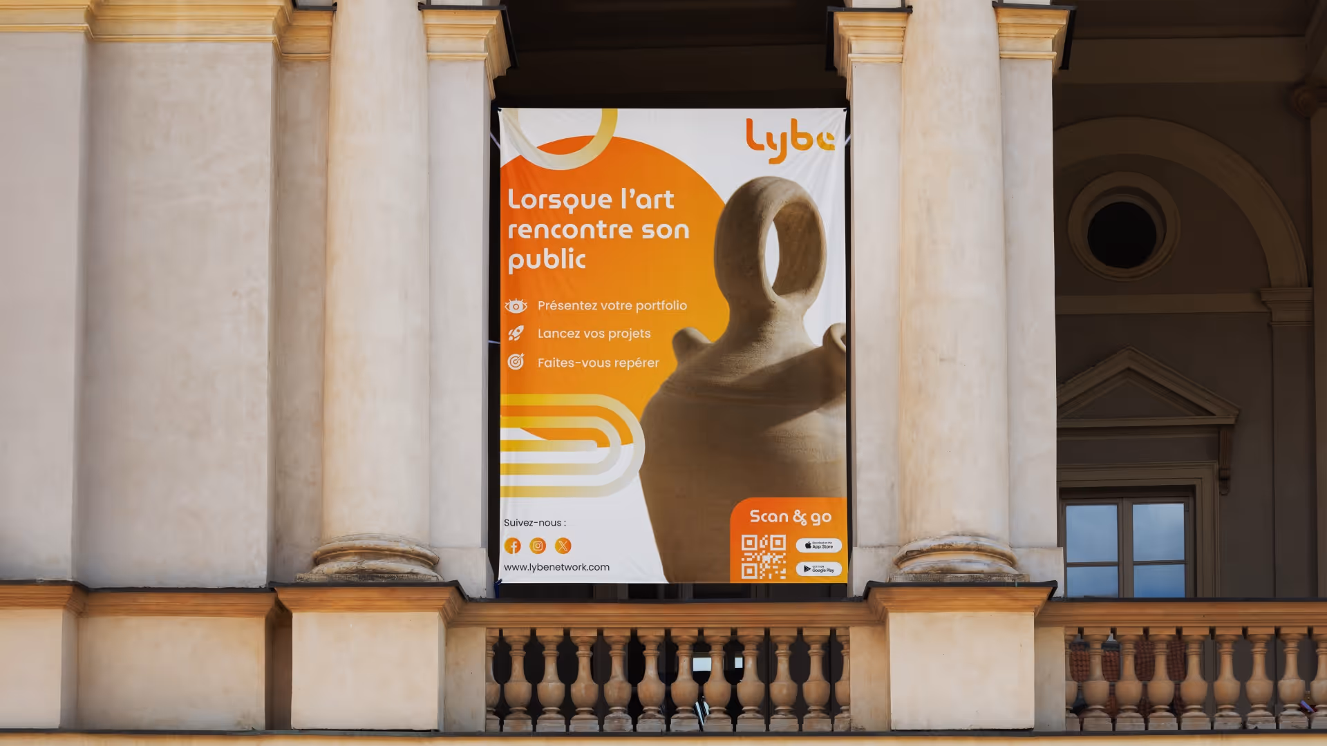 Affiche promotionnelle de l'application Lybe sur un monument réalisé par l'agence de création Page Blanche