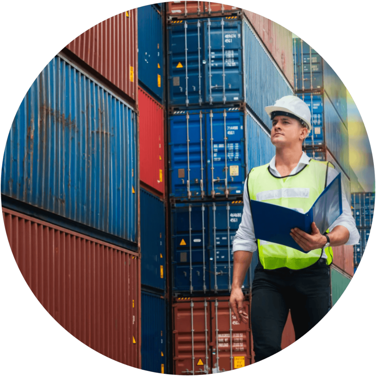 Agente Aduanal y Contenedores alrededor.