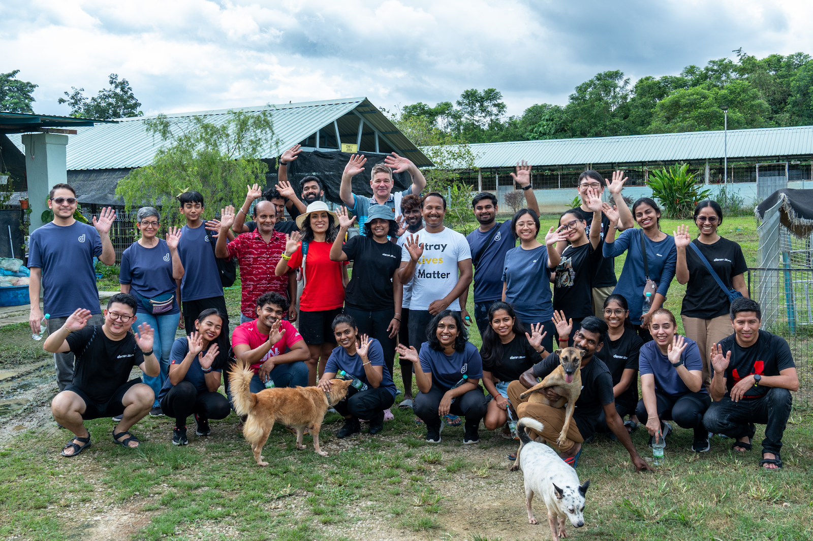 موظفو Deriv في Malaysia Independent Animal Rescue (MIAR) مع الكلاب، لدعم رعاية الحيوانات.