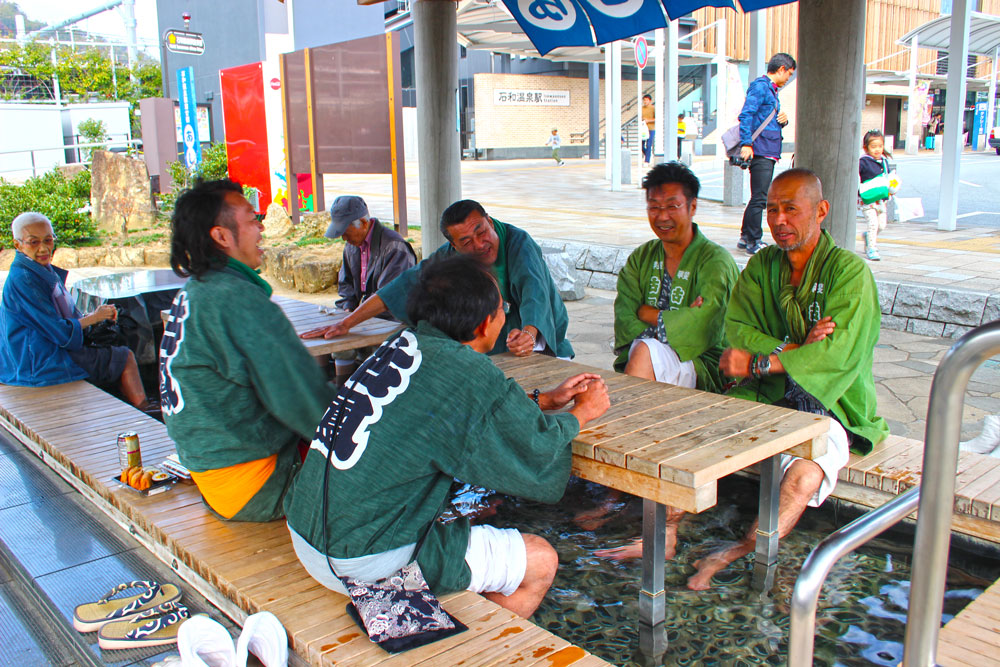 Ngâm chân suối nóng thị trấn onsen