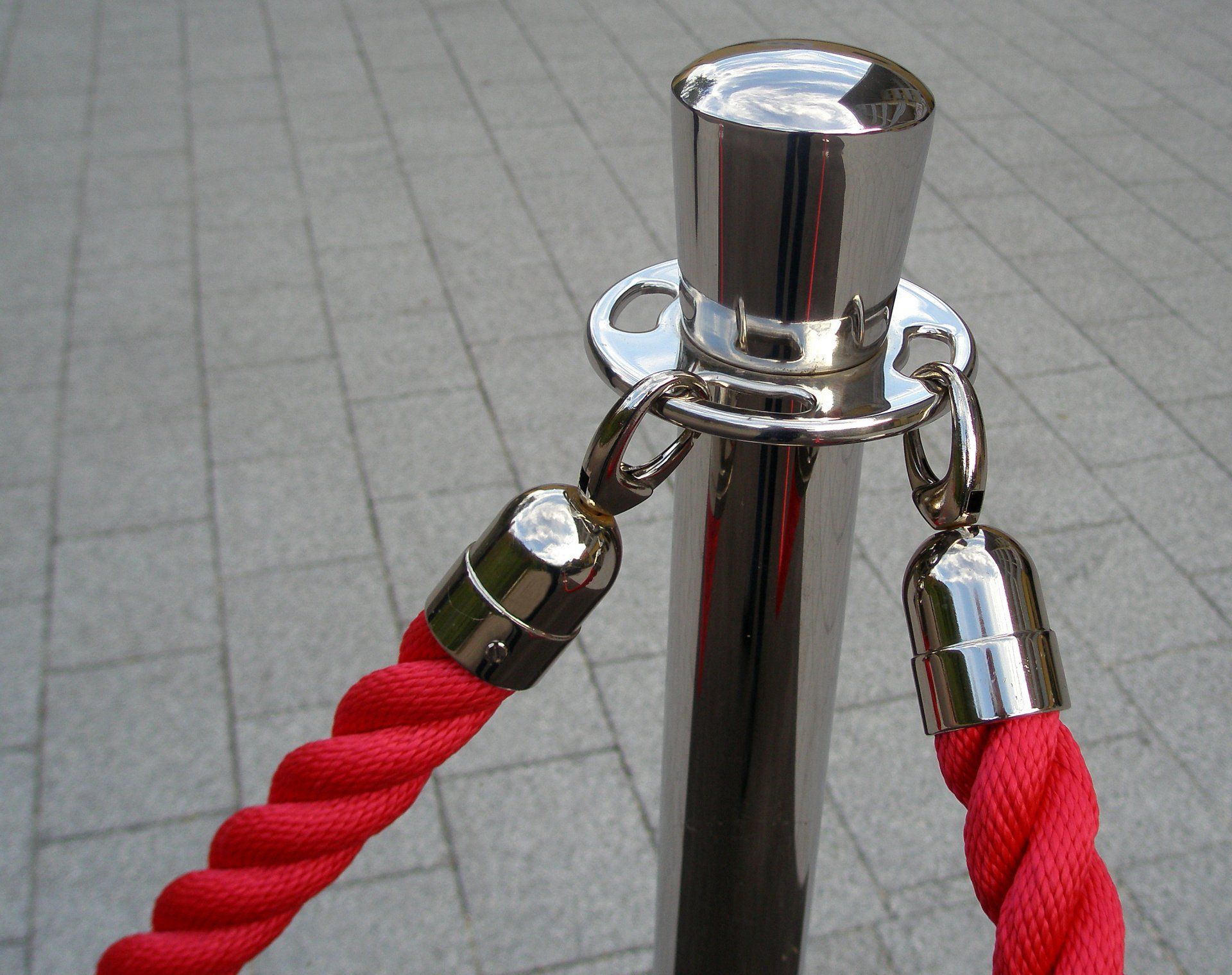 Foto eines Absperrbandes aus rotem Stoff