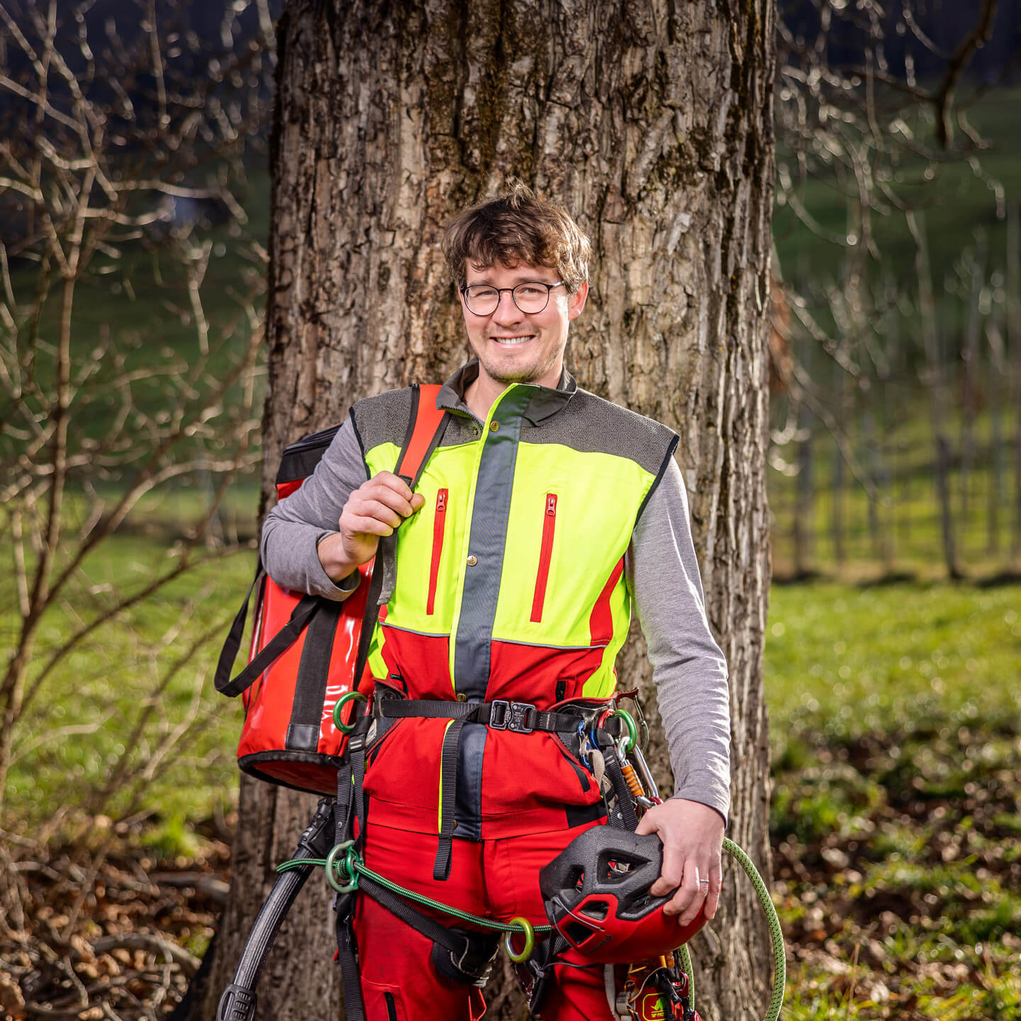 Porträt von Marco Henzelmann, Baumpflegespezialist FA, Forstwart EFZ und Mitglied der Geschäftsleitung bei Henzelmann Baumpflege