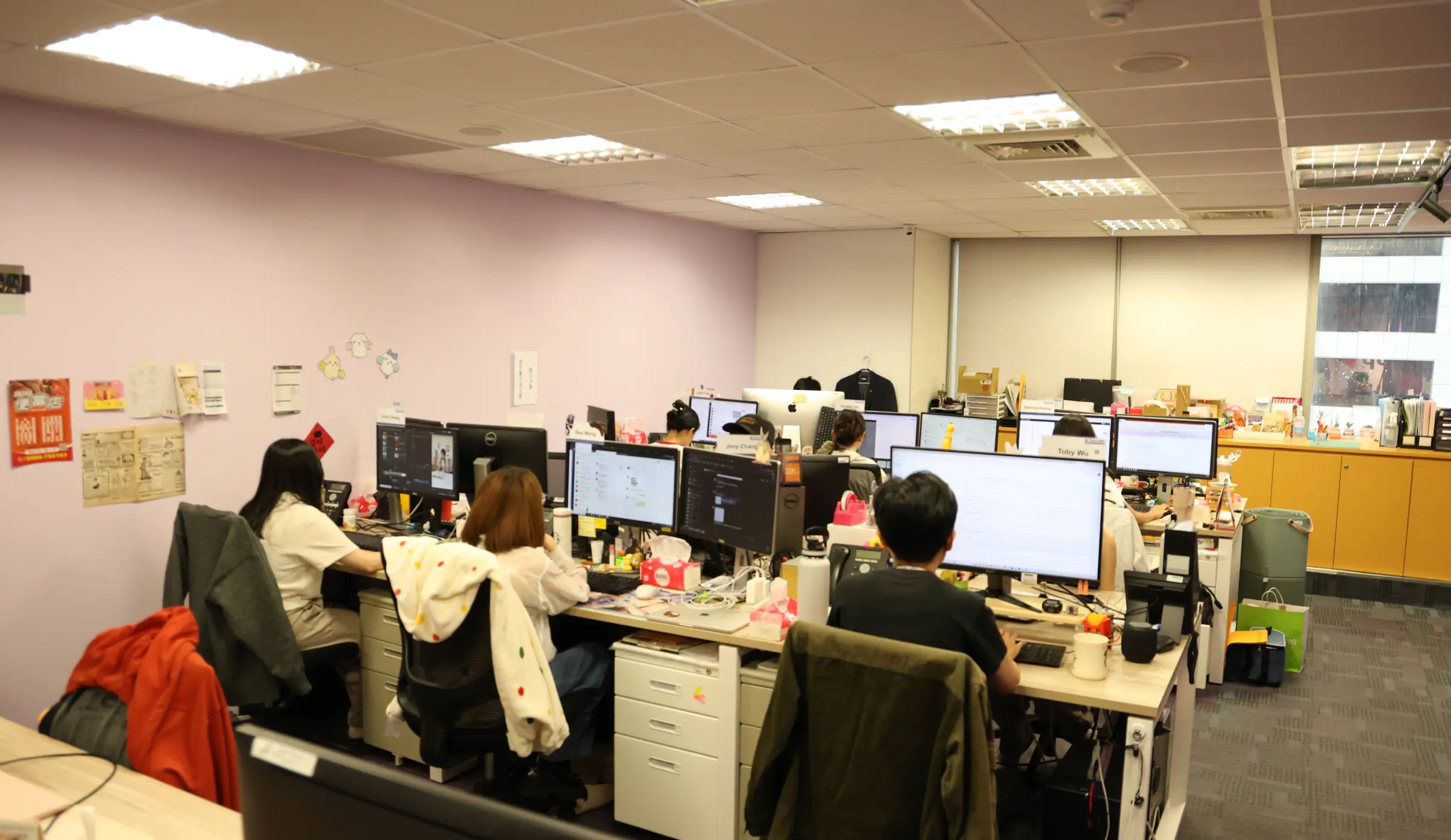 Live ABC Shop - Woman showcasing a black kitchen appliance during a live session with 22,345 views and chat messages expressing interest.