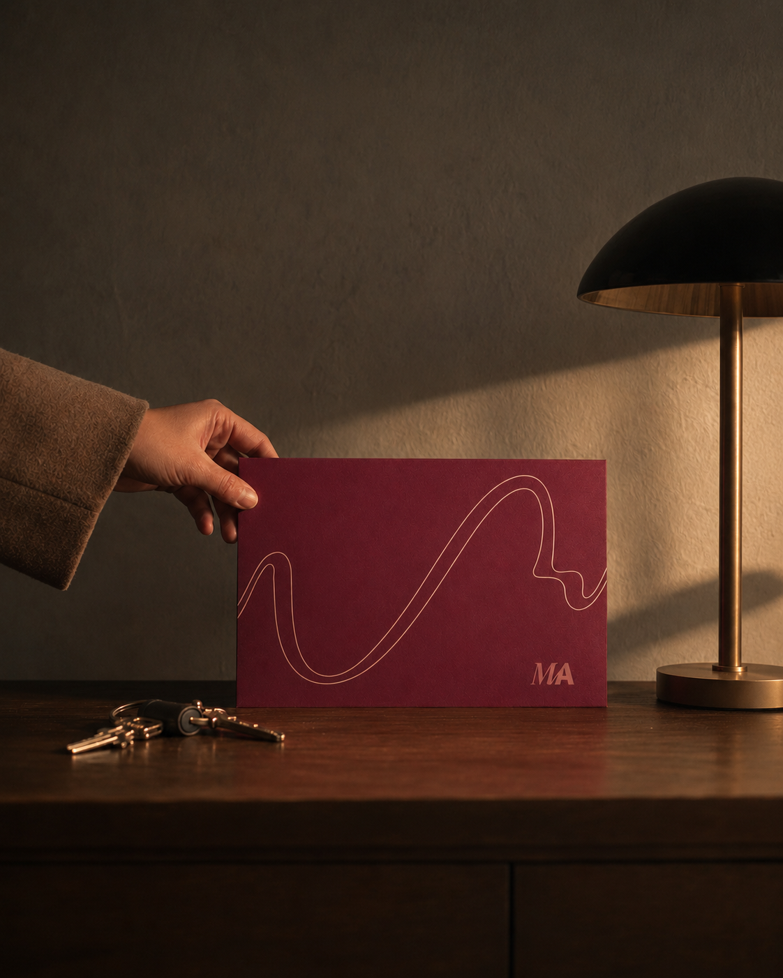 L'enveloppe framboise scellée posée dans l'entrée, le soir venu