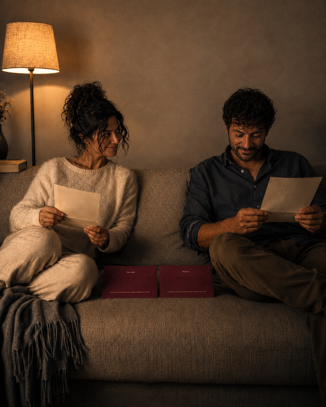 Deux enveloppes scellées, Pour elle et Pour lui, chacune portant la consigne de n'en rien révéler à l'autre