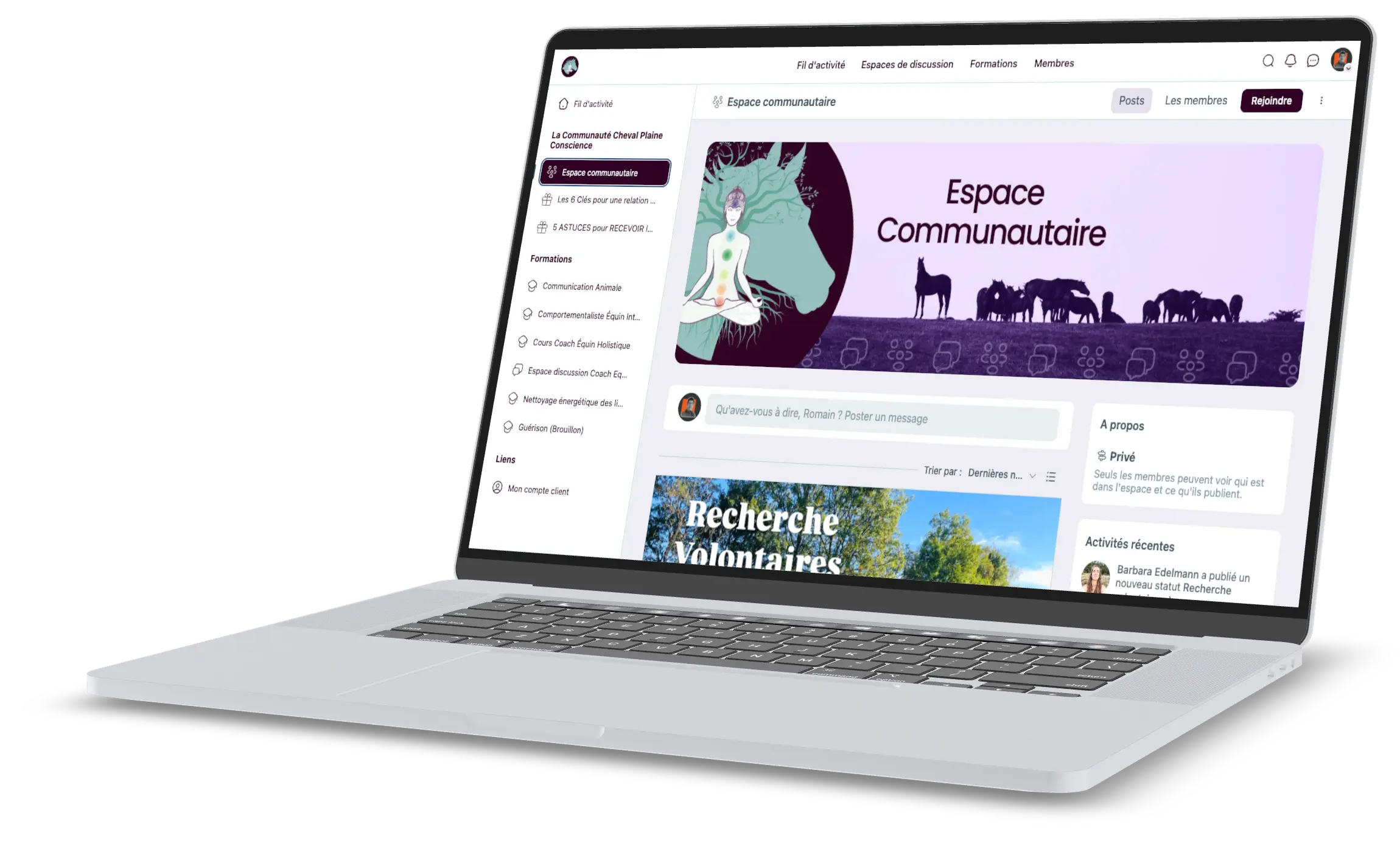 Ordinateur portable affichant un espace communautaire en ligne avec un menu latéral, des formations, une bannière avec un cheval et une silhouette méditative, et un fil d'activité.