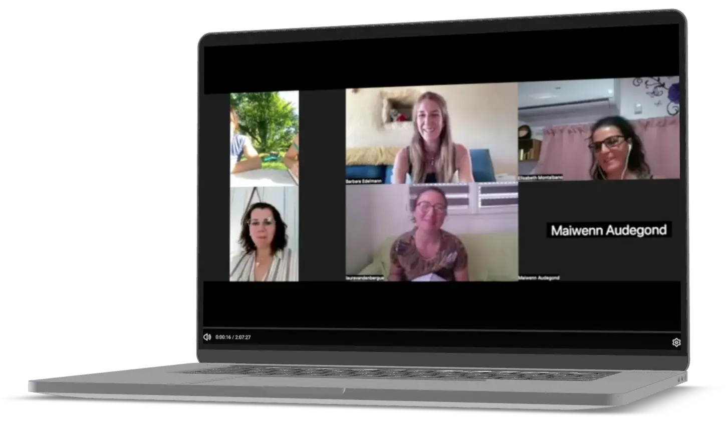 Ordinateur portable affichant une réunion virtuelle avec cinq participants, dont quatre en vidéo et un nom affiché.