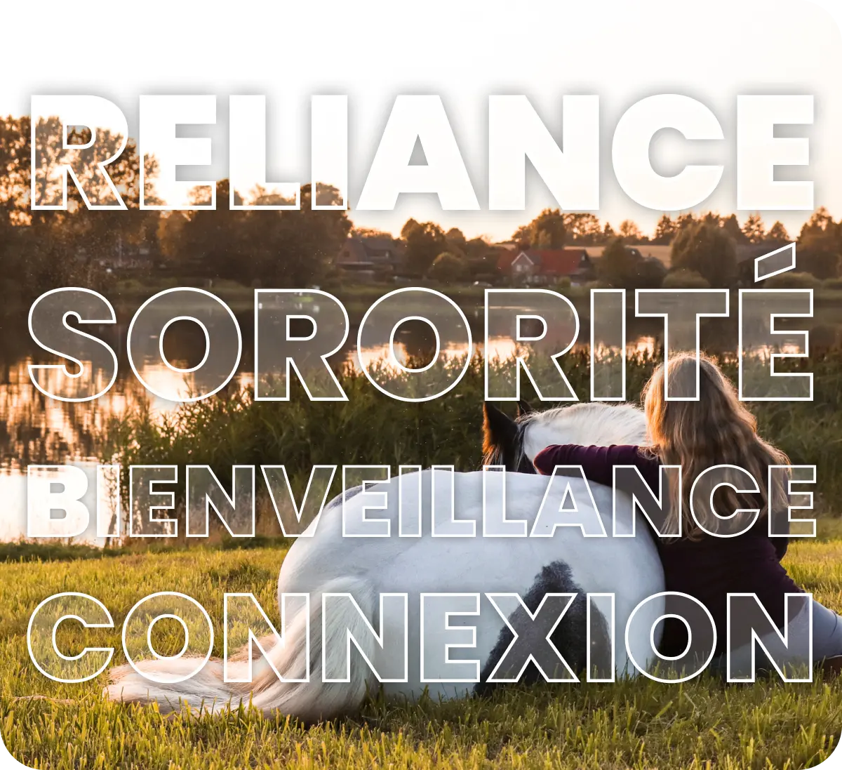 Personne assise dans l'herbe embrassant un cheval blanc avec des taches noires au bord d'un lac au coucher du soleil, mots clés reliés : Reliance, Sororité, Bienveillance, Connexion.