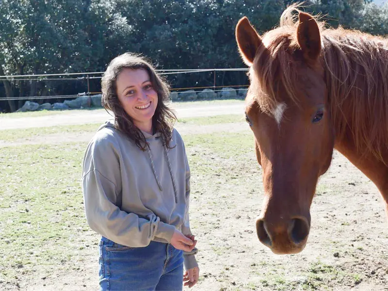 Soraya Blanchot souriante à côté de son cheval