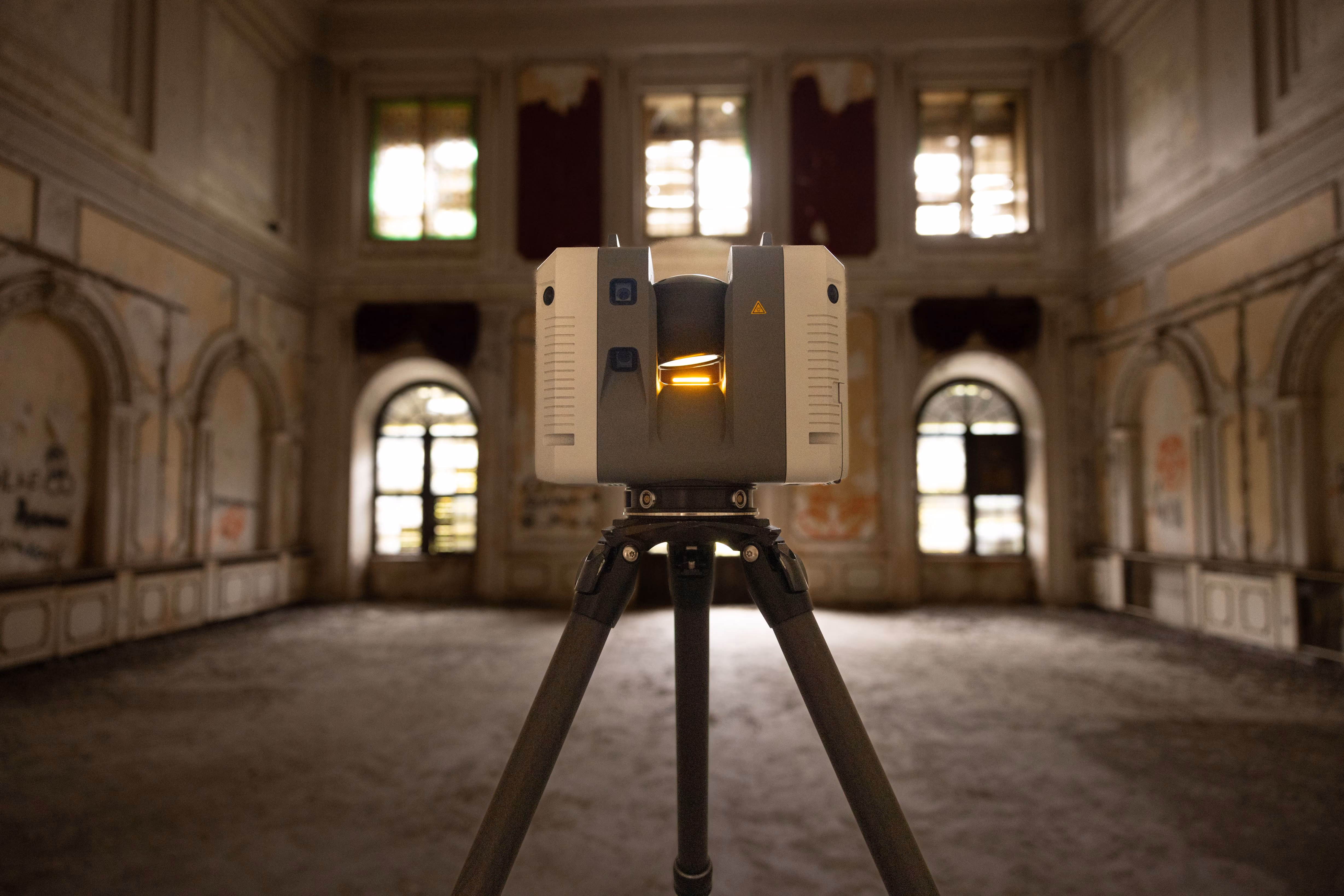 A Leica RTC360 laser scanner recording an ornate interior hall of Staro Zdanje, Aranđelovac, during Radin AG heritage documentation.