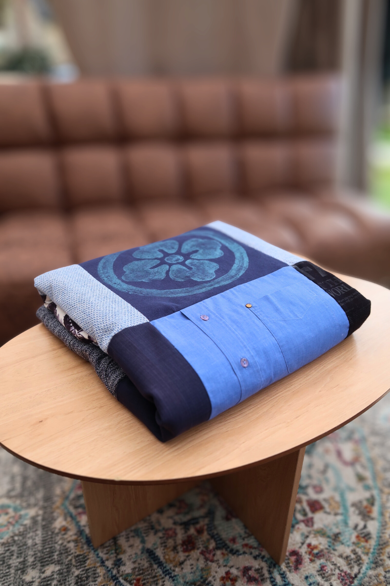 Couverture souvenir en tons bleus pliée, réalisée à partir de vêtements