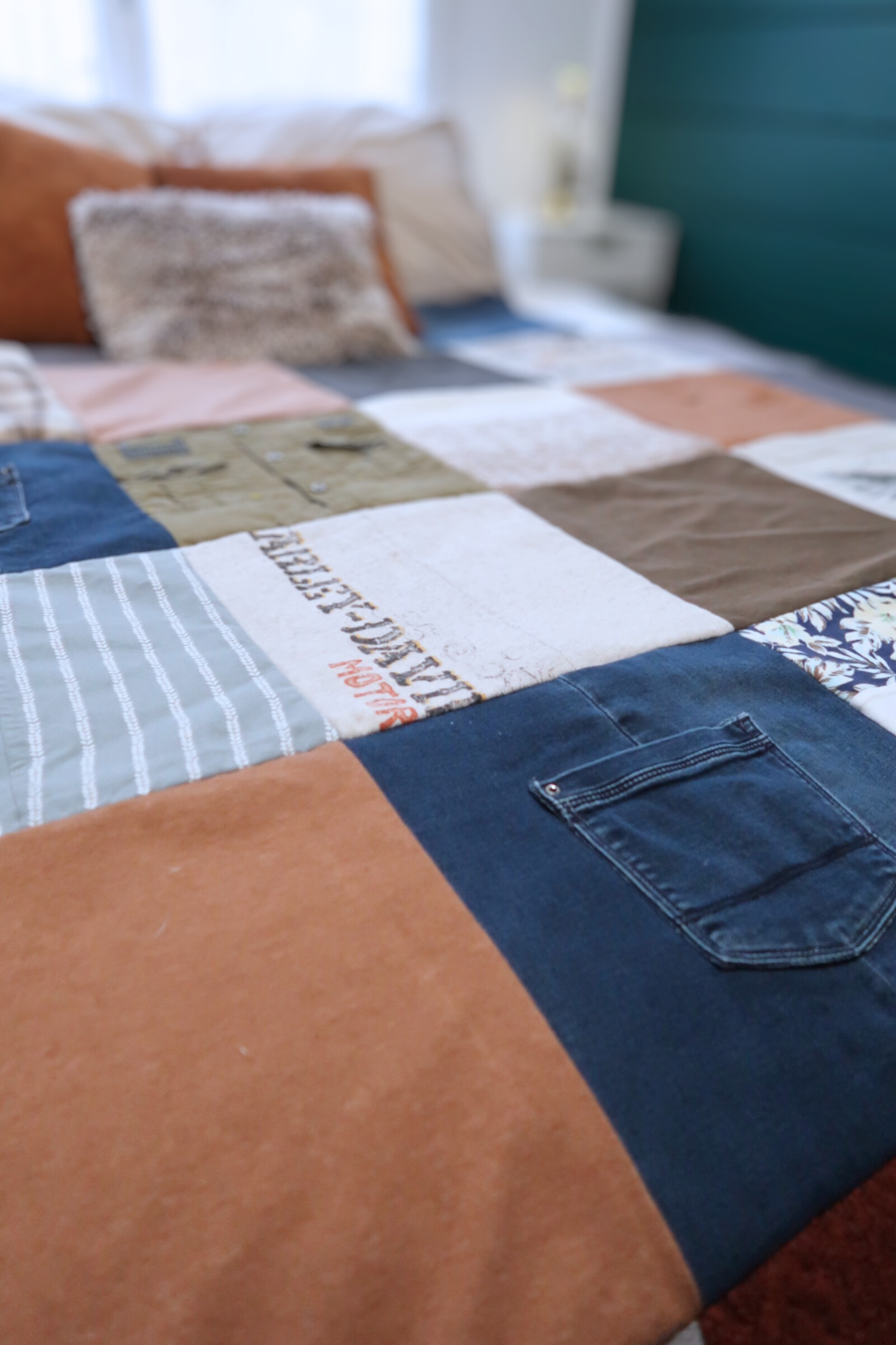 Couverture souvenir réalisée à partir de vêtements d’un proche disparu, posée sur un lit